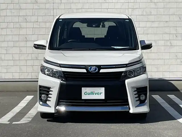 トヨタ ヴォクシー ハイブリッド ZS 福岡県 2017(平29)年 6万km ホワイトパールクリスタルシャイン 社外7型HDDナビ（フルセグTV/CD/DVD/BT）バックカメラ後席フリップダウンモニター両側パワスラ前後ドラレコETC純正フロアマット純正16インチアルミホイールスマートキープッシュスタート