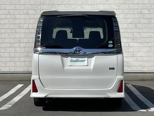 トヨタ ヴォクシー ハイブリッド ZS 福岡県 2017(平29)年 6万km ホワイトパールクリスタルシャイン 社外7型HDDナビ（フルセグTV/CD/DVD/BT）バックカメラ後席フリップダウンモニター両側パワスラ前後ドラレコETC純正フロアマット純正16インチアルミホイールスマートキープッシュスタート