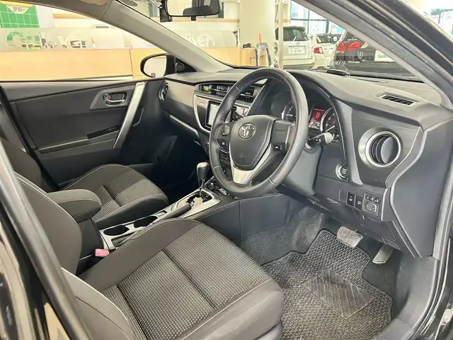 トヨタ オーリス 150X Sパッケージ 道央・札幌 2014(平26)年 8.8万km ブラックマイカ /ワンオーナー//4WD//純正SDナビ/(CD/AM/FM/BT/フルセグ)//寒冷地仕様//フロントワイパーデアイサー//AFS//ETC//HIDヘッドライト//フォグライト//12V/120W//横滑り防止//前後ドライブレコーダー//オートライト//レザーステアリング//ステアリングスイッチ//ツィーター//バニティミラー//ウィンカーミラー//オールオートパワーウィンドウ//純正フロアマット//プッシュスタート//スマートキー//社外AW195/65/15　2022年製/　冬タイヤセット　6分山積み込み//取扱説明書//ナビ説明書//保証書