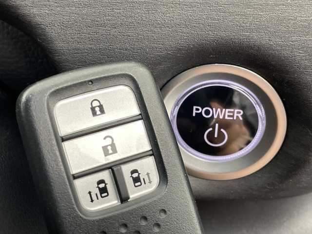 ホンダ フリード ハイブリット G ブラックスタイル 新潟県 2022(令4)年 6.8万km プラチナホワイトパール 9インチ純正メモリナビ/　フルセグTV/Bluetooth/CD/DVD/USB/HDMI/衝突被害軽減ブレーキ/レーンキープアシスト/レーダークルーズコントロール/コーナーセンサー/フリップダウンモニター/前後ドライブレコーダー【DRH-224SD】/前席シートヒーター/バックモニター/ビルトインETC/ステアリングスイッチ