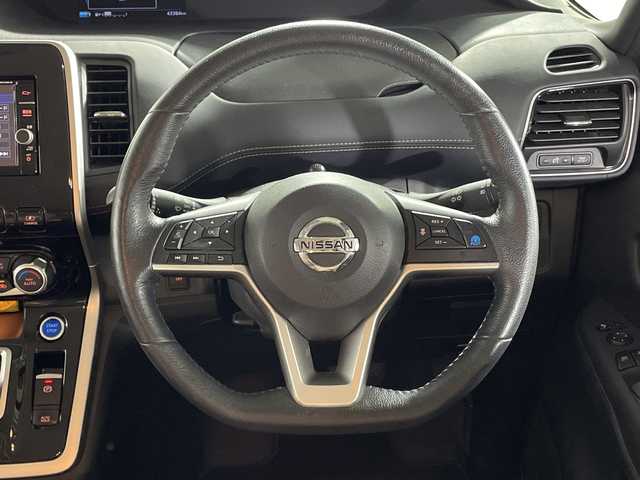 日産 セレナ e－パワー ハイウェイスター V 福岡県 2019(平31)年 4.4万km ダイヤモンドブラック 純正ディーラーナビ（CD/DVD/AUX/Bluetooth） 全方位車外カメラ フルセグ プロパイロット 純正ビルトインETC 3列シート WAC 前後コーナーセンサー 前方ドライブレコーダー フルフラットシート ウォークスルー 純正フロアマット 両側パワースライドドア LEDヘッドライト 衝突被害軽減システム 保証書付き 取扱説明書付き スマートキー スペアキー