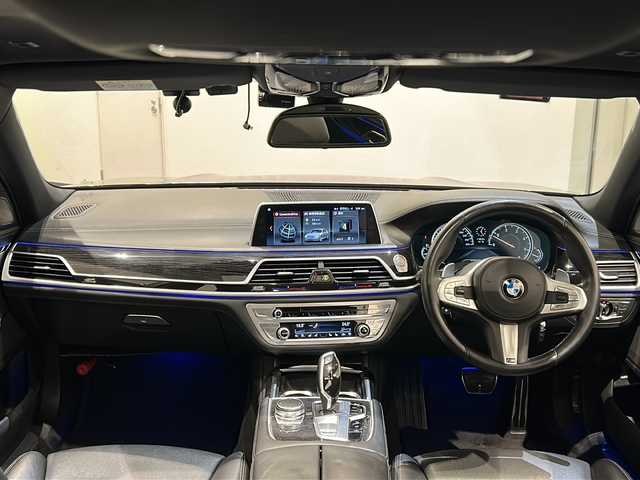 ＢＭＷ ７４０ｄ xDrive Mスポーツ 岩手県 2017(平29)年 5.2万km サファイアブラックP 電動ガラス・サンルーフ　/ACC（アクティブクルーズコントロール）　/BMWヘッドアップ・ディスプレイ/ｈａｒｍａｎ／ｋａｒｄｏｎ　/M エアロダイナミクス・パッケージ（フロント・エプロン、サイド・スカート、リヤ・スカート）/黒革／全席ヒーター・D/N席ベンチレーター　/BMWレーザー・ライト（レーザー・モジュール付LED/ハイ／ロービーム、LED/ソフト・クローズ・ドア（フロント&リヤ）/ー  20インチ M ライト・アロイ・ホイール・ダブルスポーク・スタイリング648M/PBD（パワーバックドア）/メモリー付パワーシート/ミラー一体型ETC/インテリジェントセーフティ/ジェスチャーコントロール/コンフォート・アクセス（スマート・オープン／クローズ機能付）