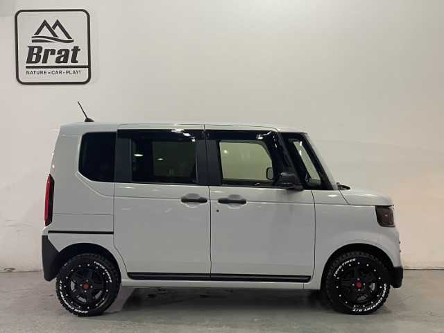ホンダ Ｎ ＢＯＸ 長野県 2024(令6)年 1.2万km プレミアムサンライトホワイトパール AIS検査済み【2503051906】/4WD(フル）/LEDヘッドライト/オートライト/両側パワスラ/純正フロアマット/スマートキー/ディスプレイオーディオ/USB入力端子/Bluetooth接続/ETC/シートヒーター/AAC/障害物センサー/盗難防止装置/オートマチックハイビーム/バックカメラ/踏み間違い防止/レーンキープアシスト/横滑り防止/衝突被害軽減ブレーキ/ACC/15AW WEDS　マッドヴァンス07(社外）/TOYOオープンカントリーR/T（社外）/エスペリア　リフトアップキット（社外）/サイドドアガーニッシュ（社外）/ダムド　Angieフェイスチェンジキット（社外）/フロントカメラ（社外）/モニター（社外）/社外パーツ取付有