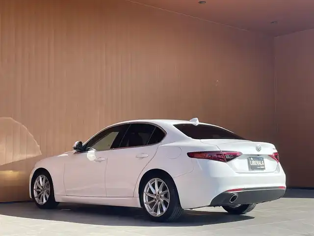 アルファロメオ ジュリア スーパー 愛知県 2019(令1)年 5.1万km 白 純正ディスプレイオーディオ/AppleCarPlay/黒革シート /シートヒーター /パワーシート/バックカメラ/harman/kardon /ACC/レーンキープ/ブラインドスポット /パドルシフト /プッシュスタート/ETC /HIDヘッドライト/オートライト /純正18アルミホイール/スマートキー