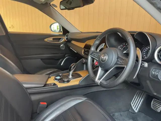 アルファロメオ ジュリア スーパー 愛知県 2019(令1)年 5.1万km 白 純正ディスプレイオーディオ/AppleCarPlay/黒革シート /シートヒーター /パワーシート/バックカメラ/harman/kardon /ACC/レーンキープ/ブラインドスポット /パドルシフト /プッシュスタート/ETC /HIDヘッドライト/オートライト /純正18アルミホイール/スマートキー