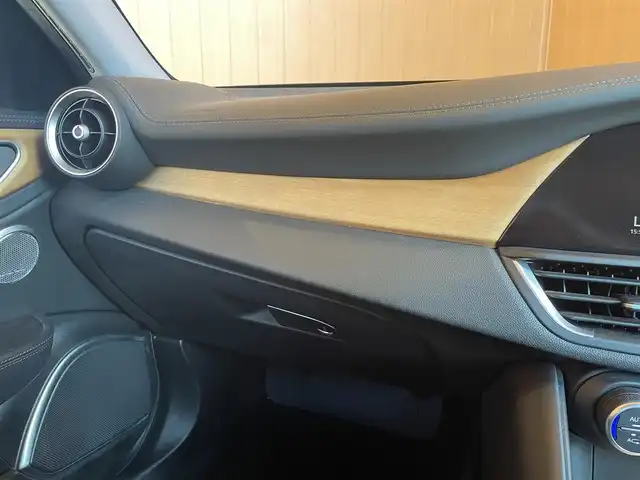 アルファロメオ ジュリア スーパー 愛知県 2019(令1)年 5.1万km 白 純正ディスプレイオーディオ/AppleCarPlay/黒革シート /シートヒーター /パワーシート/バックカメラ/harman/kardon /ACC/レーンキープ/ブラインドスポット /パドルシフト /プッシュスタート/ETC /HIDヘッドライト/オートライト /純正18アルミホイール/スマートキー