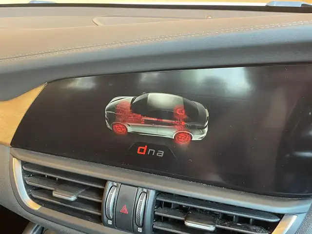 アルファロメオ ジュリア スーパー 愛知県 2019(令1)年 5.1万km 白 純正ディスプレイオーディオ/AppleCarPlay/黒革シート /シートヒーター /パワーシート/バックカメラ/harman/kardon /ACC/レーンキープ/ブラインドスポット /パドルシフト /プッシュスタート/ETC /HIDヘッドライト/オートライト /純正18アルミホイール/スマートキー
