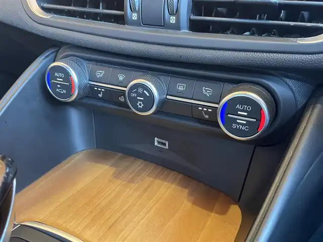 アルファロメオ ジュリア スーパー 愛知県 2019(令1)年 5.1万km 白 純正ディスプレイオーディオ/AppleCarPlay/黒革シート /シートヒーター /パワーシート/バックカメラ/harman/kardon /ACC/レーンキープ/ブラインドスポット /パドルシフト /プッシュスタート/ETC /HIDヘッドライト/オートライト /純正18アルミホイール/スマートキー
