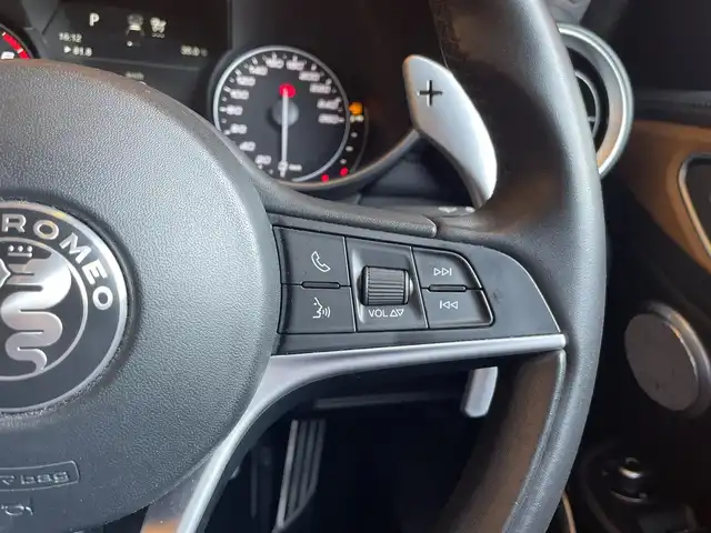 アルファロメオ ジュリア スーパー 愛知県 2019(令1)年 5.1万km 白 純正ディスプレイオーディオ/AppleCarPlay/黒革シート /シートヒーター /パワーシート/バックカメラ/harman/kardon /ACC/レーンキープ/ブラインドスポット /パドルシフト /プッシュスタート/ETC /HIDヘッドライト/オートライト /純正18アルミホイール/スマートキー