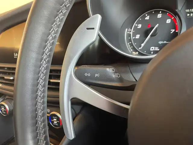 アルファロメオ ジュリア スーパー 愛知県 2019(令1)年 5.1万km 白 純正ディスプレイオーディオ/AppleCarPlay/黒革シート /シートヒーター /パワーシート/バックカメラ/harman/kardon /ACC/レーンキープ/ブラインドスポット /パドルシフト /プッシュスタート/ETC /HIDヘッドライト/オートライト /純正18アルミホイール/スマートキー