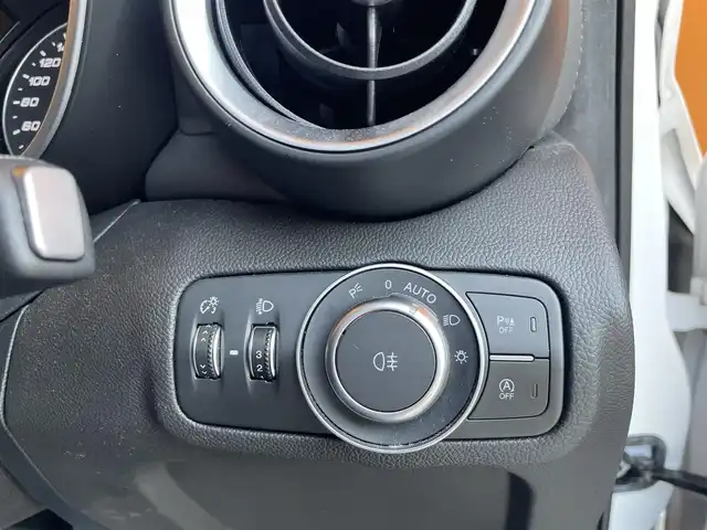 アルファロメオ ジュリア スーパー 愛知県 2019(令1)年 5.1万km 白 純正ディスプレイオーディオ/AppleCarPlay/黒革シート /シートヒーター /パワーシート/バックカメラ/harman/kardon /ACC/レーンキープ/ブラインドスポット /パドルシフト /プッシュスタート/ETC /HIDヘッドライト/オートライト /純正18アルミホイール/スマートキー