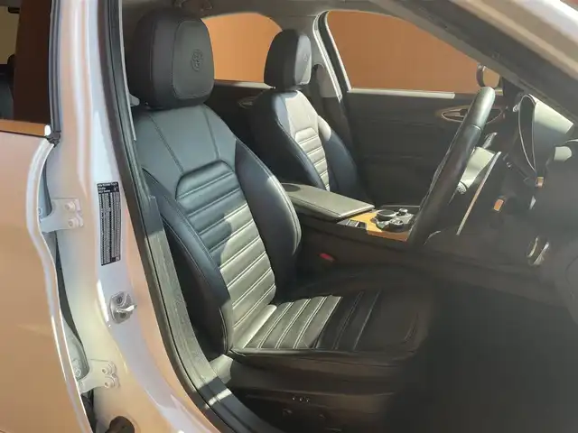 アルファロメオ ジュリア スーパー 愛知県 2019(令1)年 5.1万km 白 純正ディスプレイオーディオ/AppleCarPlay/黒革シート /シートヒーター /パワーシート/バックカメラ/harman/kardon /ACC/レーンキープ/ブラインドスポット /パドルシフト /プッシュスタート/ETC /HIDヘッドライト/オートライト /純正18アルミホイール/スマートキー