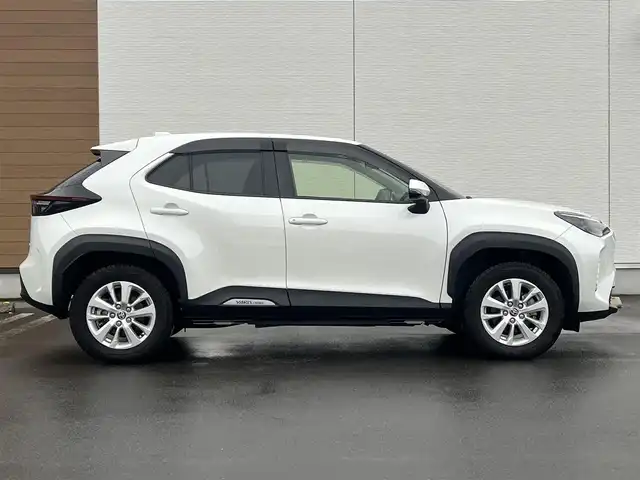 トヨタ ヤリスクロス ハイブリッド Z 秋田県 2022(令4)年 3.5万km ホワイトパールクリスタルシャイン ４WD/衝突軽減システム/LEDヘッドライト/純正メモリナビ（BT/AM/FM/USB）/バックカメラ/トヨタ純正１６インチアルミ（冬タイヤ装着）/スマートキー/アイドリングストップ/プッシュスタート/クルーズコントロール追従走行あり/オートマチックハイビーム/レーンキープアシスト/コーナーセンサー/ダウンヒルアシストコントロール/ステアリングスイッチ/ステアリングヒーター/前席シートヒーター/運転席パワーシート/ドライブレコーダー/ビルトインETC/電動パーキングブレーキ/オートブレーキホールド機能/純正フロアマット/純正ドアバイザー/オートライト/オートエアコン/パワーステアリング/パワーウィンドウ/ヘッドライトレベライザー/横滑り防止/盗難防止装置/電動格納ウィンカーミラー