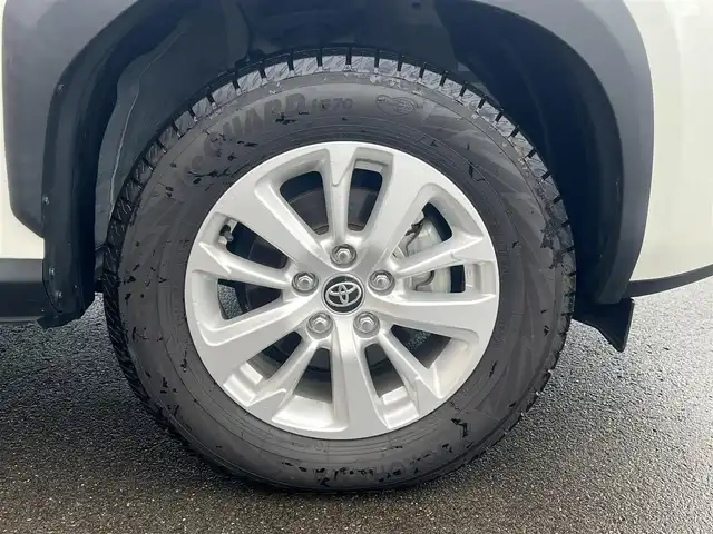 トヨタ ヤリスクロス ハイブリッド Z 秋田県 2022(令4)年 3.5万km ホワイトパールクリスタルシャイン ４WD/衝突軽減システム/LEDヘッドライト/純正メモリナビ（BT/AM/FM/USB）/バックカメラ/トヨタ純正１６インチアルミ（冬タイヤ装着）/スマートキー/アイドリングストップ/プッシュスタート/クルーズコントロール追従走行あり/オートマチックハイビーム/レーンキープアシスト/コーナーセンサー/ダウンヒルアシストコントロール/ステアリングスイッチ/ステアリングヒーター/前席シートヒーター/運転席パワーシート/ドライブレコーダー/ビルトインETC/電動パーキングブレーキ/オートブレーキホールド機能/純正フロアマット/純正ドアバイザー/オートライト/オートエアコン/パワーステアリング/パワーウィンドウ/ヘッドライトレベライザー/横滑り防止/盗難防止装置/電動格納ウィンカーミラー