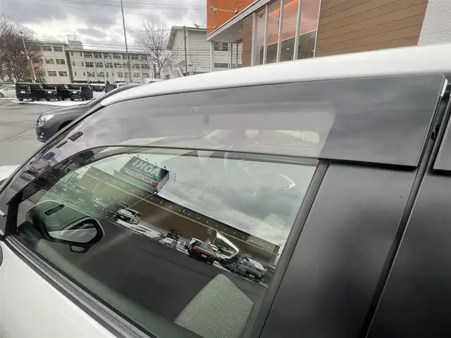 トヨタ ヤリスクロス ハイブリッド Z 秋田県 2022(令4)年 3.5万km ホワイトパールクリスタルシャイン ４WD/衝突軽減システム/LEDヘッドライト/純正メモリナビ（BT/AM/FM/USB）/バックカメラ/トヨタ純正１６インチアルミ（冬タイヤ装着）/スマートキー/アイドリングストップ/プッシュスタート/クルーズコントロール追従走行あり/オートマチックハイビーム/レーンキープアシスト/コーナーセンサー/ダウンヒルアシストコントロール/ステアリングスイッチ/ステアリングヒーター/前席シートヒーター/運転席パワーシート/ドライブレコーダー/ビルトインETC/電動パーキングブレーキ/オートブレーキホールド機能/純正フロアマット/純正ドアバイザー/オートライト/オートエアコン/パワーステアリング/パワーウィンドウ/ヘッドライトレベライザー/横滑り防止/盗難防止装置/電動格納ウィンカーミラー