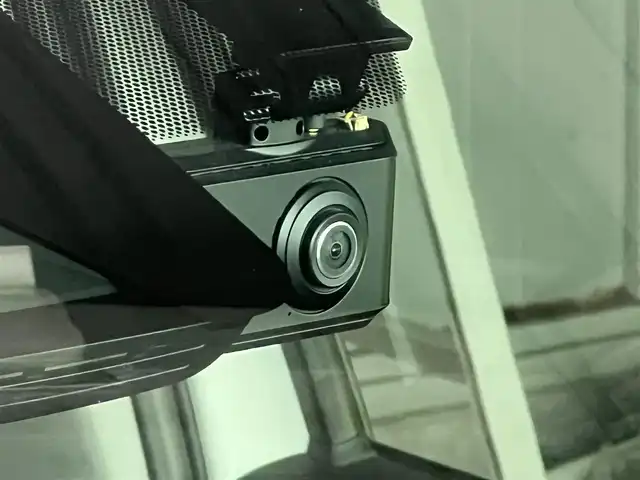 トヨタ ヤリスクロス ハイブリッド Z 秋田県 2022(令4)年 3.5万km ホワイトパールクリスタルシャイン ４WD/衝突軽減システム/LEDヘッドライト/純正メモリナビ（BT/AM/FM/USB）/バックカメラ/トヨタ純正１６インチアルミ（冬タイヤ装着）/スマートキー/アイドリングストップ/プッシュスタート/クルーズコントロール追従走行あり/オートマチックハイビーム/レーンキープアシスト/コーナーセンサー/ダウンヒルアシストコントロール/ステアリングスイッチ/ステアリングヒーター/前席シートヒーター/運転席パワーシート/ドライブレコーダー/ビルトインETC/電動パーキングブレーキ/オートブレーキホールド機能/純正フロアマット/純正ドアバイザー/オートライト/オートエアコン/パワーステアリング/パワーウィンドウ/ヘッドライトレベライザー/横滑り防止/盗難防止装置/電動格納ウィンカーミラー