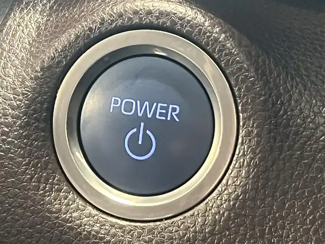 トヨタ ヤリスクロス ハイブリッド Z 秋田県 2022(令4)年 3.5万km ホワイトパールクリスタルシャイン ４WD/衝突軽減システム/LEDヘッドライト/純正メモリナビ（BT/AM/FM/USB）/バックカメラ/トヨタ純正１６インチアルミ（冬タイヤ装着）/スマートキー/アイドリングストップ/プッシュスタート/クルーズコントロール追従走行あり/オートマチックハイビーム/レーンキープアシスト/コーナーセンサー/ダウンヒルアシストコントロール/ステアリングスイッチ/ステアリングヒーター/前席シートヒーター/運転席パワーシート/ドライブレコーダー/ビルトインETC/電動パーキングブレーキ/オートブレーキホールド機能/純正フロアマット/純正ドアバイザー/オートライト/オートエアコン/パワーステアリング/パワーウィンドウ/ヘッドライトレベライザー/横滑り防止/盗難防止装置/電動格納ウィンカーミラー