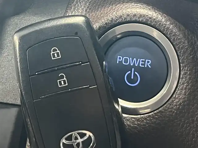 トヨタ ヤリスクロス ハイブリッド Z 秋田県 2022(令4)年 3.5万km ホワイトパールクリスタルシャイン ４WD/衝突軽減システム/LEDヘッドライト/純正メモリナビ（BT/AM/FM/USB）/バックカメラ/トヨタ純正１６インチアルミ（冬タイヤ装着）/スマートキー/アイドリングストップ/プッシュスタート/クルーズコントロール追従走行あり/オートマチックハイビーム/レーンキープアシスト/コーナーセンサー/ダウンヒルアシストコントロール/ステアリングスイッチ/ステアリングヒーター/前席シートヒーター/運転席パワーシート/ドライブレコーダー/ビルトインETC/電動パーキングブレーキ/オートブレーキホールド機能/純正フロアマット/純正ドアバイザー/オートライト/オートエアコン/パワーステアリング/パワーウィンドウ/ヘッドライトレベライザー/横滑り防止/盗難防止装置/電動格納ウィンカーミラー
