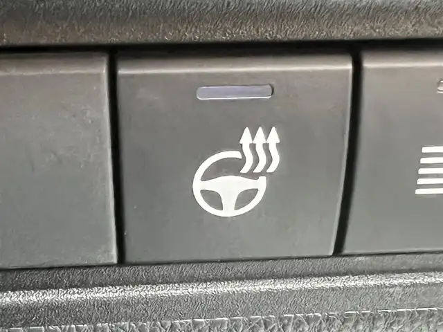 トヨタ ヤリスクロス ハイブリッド Z 秋田県 2022(令4)年 3.5万km ホワイトパールクリスタルシャイン ４WD/衝突軽減システム/LEDヘッドライト/純正メモリナビ（BT/AM/FM/USB）/バックカメラ/トヨタ純正１６インチアルミ（冬タイヤ装着）/スマートキー/アイドリングストップ/プッシュスタート/クルーズコントロール追従走行あり/オートマチックハイビーム/レーンキープアシスト/コーナーセンサー/ダウンヒルアシストコントロール/ステアリングスイッチ/ステアリングヒーター/前席シートヒーター/運転席パワーシート/ドライブレコーダー/ビルトインETC/電動パーキングブレーキ/オートブレーキホールド機能/純正フロアマット/純正ドアバイザー/オートライト/オートエアコン/パワーステアリング/パワーウィンドウ/ヘッドライトレベライザー/横滑り防止/盗難防止装置/電動格納ウィンカーミラー