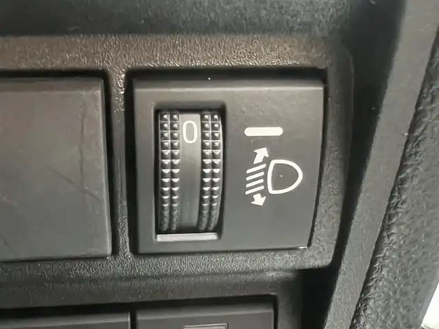 トヨタ ヤリスクロス ハイブリッド Z 秋田県 2022(令4)年 3.5万km ホワイトパールクリスタルシャイン ４WD/衝突軽減システム/LEDヘッドライト/純正メモリナビ（BT/AM/FM/USB）/バックカメラ/トヨタ純正１６インチアルミ（冬タイヤ装着）/スマートキー/アイドリングストップ/プッシュスタート/クルーズコントロール追従走行あり/オートマチックハイビーム/レーンキープアシスト/コーナーセンサー/ダウンヒルアシストコントロール/ステアリングスイッチ/ステアリングヒーター/前席シートヒーター/運転席パワーシート/ドライブレコーダー/ビルトインETC/電動パーキングブレーキ/オートブレーキホールド機能/純正フロアマット/純正ドアバイザー/オートライト/オートエアコン/パワーステアリング/パワーウィンドウ/ヘッドライトレベライザー/横滑り防止/盗難防止装置/電動格納ウィンカーミラー