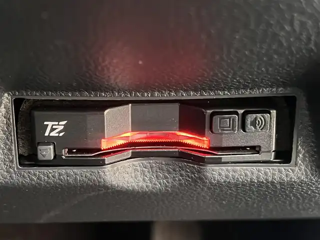 トヨタ ヤリスクロス ハイブリッド Z 秋田県 2022(令4)年 3.5万km ホワイトパールクリスタルシャイン ４WD/衝突軽減システム/LEDヘッドライト/純正メモリナビ（BT/AM/FM/USB）/バックカメラ/トヨタ純正１６インチアルミ（冬タイヤ装着）/スマートキー/アイドリングストップ/プッシュスタート/クルーズコントロール追従走行あり/オートマチックハイビーム/レーンキープアシスト/コーナーセンサー/ダウンヒルアシストコントロール/ステアリングスイッチ/ステアリングヒーター/前席シートヒーター/運転席パワーシート/ドライブレコーダー/ビルトインETC/電動パーキングブレーキ/オートブレーキホールド機能/純正フロアマット/純正ドアバイザー/オートライト/オートエアコン/パワーステアリング/パワーウィンドウ/ヘッドライトレベライザー/横滑り防止/盗難防止装置/電動格納ウィンカーミラー