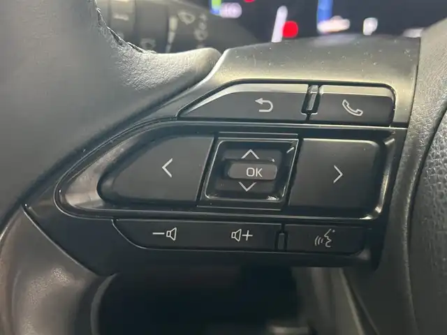 トヨタ ヤリスクロス ハイブリッド Z 秋田県 2022(令4)年 3.5万km ホワイトパールクリスタルシャイン ４WD/衝突軽減システム/LEDヘッドライト/純正メモリナビ（BT/AM/FM/USB）/バックカメラ/トヨタ純正１６インチアルミ（冬タイヤ装着）/スマートキー/アイドリングストップ/プッシュスタート/クルーズコントロール追従走行あり/オートマチックハイビーム/レーンキープアシスト/コーナーセンサー/ダウンヒルアシストコントロール/ステアリングスイッチ/ステアリングヒーター/前席シートヒーター/運転席パワーシート/ドライブレコーダー/ビルトインETC/電動パーキングブレーキ/オートブレーキホールド機能/純正フロアマット/純正ドアバイザー/オートライト/オートエアコン/パワーステアリング/パワーウィンドウ/ヘッドライトレベライザー/横滑り防止/盗難防止装置/電動格納ウィンカーミラー