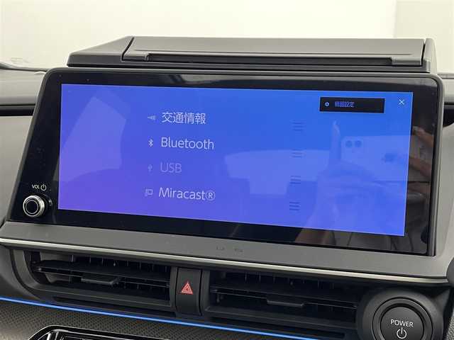 トヨタ プリウス Z 道央・札幌 2024(令6)年 0.3万km プラチナホワイトパールマイカ ・ワンオーナー/・４WD/・純正ディスプレイオーディオ/・BT/USB/フルセグTV/・パノラミックビューモニター/・ビルトインETC2.0/・ガラスルーフ/・デジタルインナーミラー/・トヨタセーフティセンス/・プリクラッシュセーフティ/・レーンキープアシスト/・アダプティブクルーズコントロール/・クリアランスソナー/・横滑り防止装置/・LEDヘッドライト/・オートマチックハイビーム/・オートライト/・パワーバックドア/・D+N席シートヒーター/・D＋N席エアシート/・D+N席パワーシート/・ステアリングスイッチ/・ステアリングヒーター/・純正OPツィーター/・純正19インチAWオールシーズンタイヤ（シンクロウェザー）/・純正フロアマット/・プッシュスタート/・スマートキー/・スペアキー/・保証書/・取扱説明書