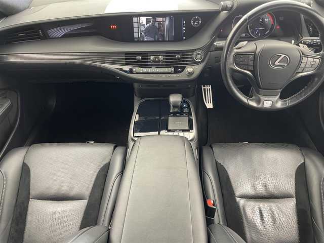レクサス ＬＳ 500 Fスポーツ 愛知県 2018(平30)年 9.3万km ソニックチタニウム レクサスセーフティセンス/　　・プリクラッシュセーフティ/　　・レーントレーシングアシスト/　　・アダプティブハイビーム/　　・レーダークルーズコントロール/　　・フロントクロストラフィックアラート/　　・リヤクロストラフィックアラート/　　・ロードサインアシスト/　　・先行車発進告知機能/　　・ドライバー異常時対応システム/　　・BSM/クリアランスソナー/ツインターボ/純正エアサス/ヘッドアップディスプレイ/デジタルインナーミラー/ドライブレコーダー（360°＋リヤ）/純正12.3インチナビ/　　・CD/DVD/フルセグ/BT/パノラミックビューモニター/ビルトインETC2.0/本革巻ステアリングリモコン/ステアリングヒーター/レザーシート/パワーシート（前席）/シートメモリポジションメモリ機能（前席）/シートヒーター（全席）/ベンチレーション（前席）/リヤウィンドウ電動サンシェード/パワートランクリッド/電子制御エアサスペンション/3眼LEDヘッドライト/デイライト/シーケンシャルランプ/純正20インチアルミホイール