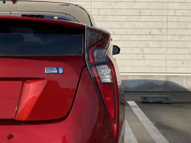 トヨタ プリウス A ツーリングセレクション 静岡県 2016(平28)年 7.6万km エモーショナルレッド Toyota Safety Sense/純正9インチナビ(DSZT-YC4T)/　AM FM CD DVD Bluetooth USB HDMI SDREC/フルセグTV/ビルトインETC/バックモニター/レーダークルーズコントロール/LEDオートヘッドライト/シートヒーター(前席)/前後クリアランスソナー/純正17インチアルミホイール/ヘッドアップディズプレイ/スマートキー2本/フロントフォグランプ/前後方ドライブレコーダー/レザーシート