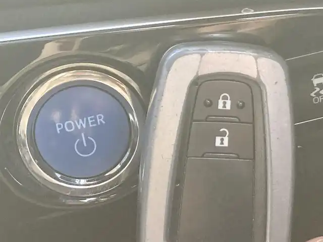 トヨタ プリウス A ツーリングセレクション 静岡県 2016(平28)年 7.6万km エモーショナルレッド Toyota Safety Sense/純正9インチナビ(DSZT-YC4T)/　AM FM CD DVD Bluetooth USB HDMI SDREC/フルセグTV/ビルトインETC/バックモニター/レーダークルーズコントロール/LEDオートヘッドライト/シートヒーター(前席)/前後クリアランスソナー/純正17インチアルミホイール/ヘッドアップディズプレイ/スマートキー2本/フロントフォグランプ/前後方ドライブレコーダー/レザーシート