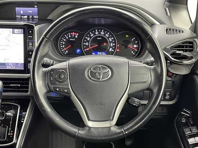 トヨタ ヴォクシー ZS 煌Ⅱ 岡山県 2019(令1)年 9.4万km ブラック アルパイン１１インチナビ/【Bluetooth/フルセグTV/Carplay/CD/DVD】/１２．８インチフリップダウンモニター/両側電動スライドドア/クルーズコントロール/ＬＥＤヘッドライト/オートハイビーム/社外ドライブレコーダー（前）/バックカメラ/衝突軽減ブレーキシステム/ビルトインＥＴＣ/純正フロアマット/後席サンシェイド
