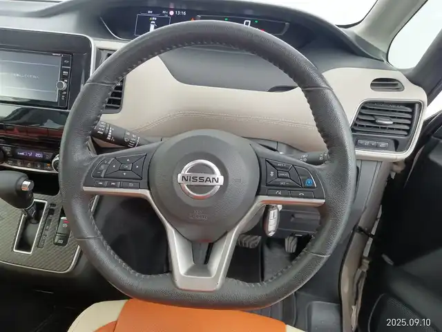 日産 セレナ ハイウェイスター V 愛知県 2021(令3)年 5.3万km カシミヤグレージュ 寒冷地仕様/ステアリングヒーター/シートヒーター/セーフティパック/エマージェンシーブレーキ/車線逸脱警報機能/車線逸脱防止機能/ふらつき警報機能/プロパイロット/ハイビームアシスト/ブラインドスポットモニター/デジタルインナーミラー/ドライブレコーダー/ディーラーオプション7インチナビ（地図SD確認できず）/　・CD/DVD/フルセグ/Bluetooth/SD/アラウンドビューモニター/後席フリップダウンモニター/ETC/革巻きステアリング/ステアリングリモコン/両側パワースライドドア/ハンズフリーオートスライド/純正LEDヘッドライト/フォグランプ/純正16インチアルミホイール/取扱説明書