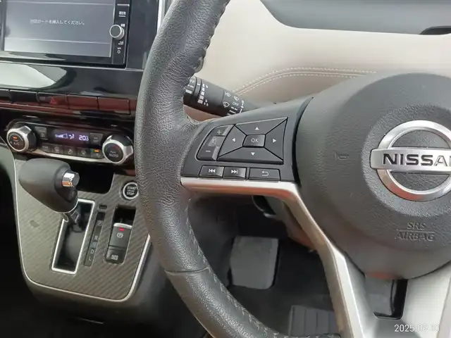 日産 セレナ ハイウェイスター V 愛知県 2021(令3)年 5.3万km カシミヤグレージュ 寒冷地仕様/ステアリングヒーター/シートヒーター/セーフティパック/エマージェンシーブレーキ/車線逸脱警報機能/車線逸脱防止機能/ふらつき警報機能/プロパイロット/ハイビームアシスト/ブラインドスポットモニター/デジタルインナーミラー/ドライブレコーダー/ディーラーオプション7インチナビ（地図SD確認できず）/　・CD/DVD/フルセグ/Bluetooth/SD/アラウンドビューモニター/後席フリップダウンモニター/ETC/革巻きステアリング/ステアリングリモコン/両側パワースライドドア/ハンズフリーオートスライド/純正LEDヘッドライト/フォグランプ/純正16インチアルミホイール/取扱説明書