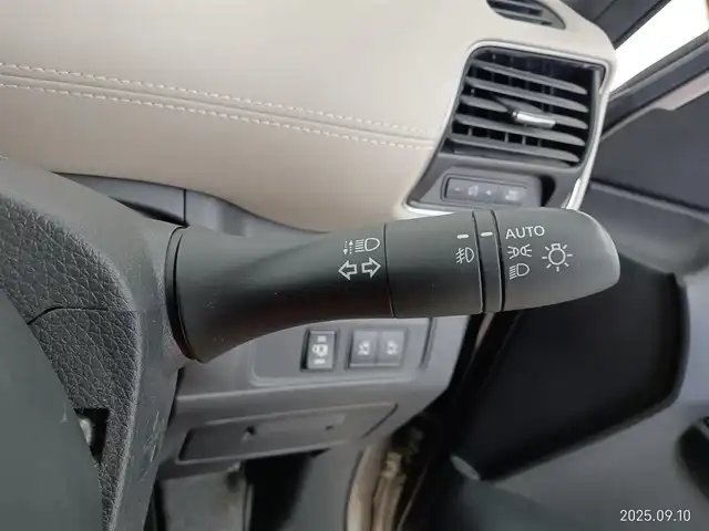 日産 セレナ ハイウェイスター V 愛知県 2021(令3)年 5.3万km カシミヤグレージュ 寒冷地仕様/ステアリングヒーター/シートヒーター/セーフティパック/エマージェンシーブレーキ/車線逸脱警報機能/車線逸脱防止機能/ふらつき警報機能/プロパイロット/ハイビームアシスト/ブラインドスポットモニター/デジタルインナーミラー/ドライブレコーダー/ディーラーオプション7インチナビ（地図SD確認できず）/　・CD/DVD/フルセグ/Bluetooth/SD/アラウンドビューモニター/後席フリップダウンモニター/ETC/革巻きステアリング/ステアリングリモコン/両側パワースライドドア/ハンズフリーオートスライド/純正LEDヘッドライト/フォグランプ/純正16インチアルミホイール/取扱説明書