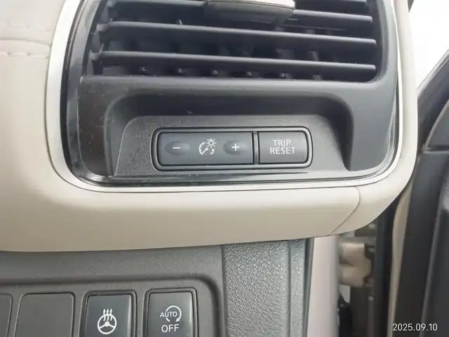 日産 セレナ ハイウェイスター V 愛知県 2021(令3)年 5.3万km カシミヤグレージュ 寒冷地仕様/ステアリングヒーター/シートヒーター/セーフティパック/エマージェンシーブレーキ/車線逸脱警報機能/車線逸脱防止機能/ふらつき警報機能/プロパイロット/ハイビームアシスト/ブラインドスポットモニター/デジタルインナーミラー/ドライブレコーダー/ディーラーオプション7インチナビ（地図SD確認できず）/　・CD/DVD/フルセグ/Bluetooth/SD/アラウンドビューモニター/後席フリップダウンモニター/ETC/革巻きステアリング/ステアリングリモコン/両側パワースライドドア/ハンズフリーオートスライド/純正LEDヘッドライト/フォグランプ/純正16インチアルミホイール/取扱説明書