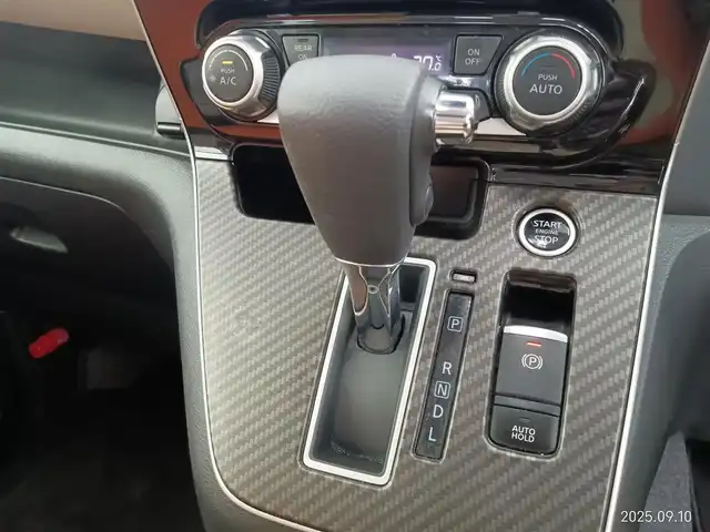 日産 セレナ ハイウェイスター V 愛知県 2021(令3)年 5.3万km カシミヤグレージュ 寒冷地仕様/ステアリングヒーター/シートヒーター/セーフティパック/エマージェンシーブレーキ/車線逸脱警報機能/車線逸脱防止機能/ふらつき警報機能/プロパイロット/ハイビームアシスト/ブラインドスポットモニター/デジタルインナーミラー/ドライブレコーダー/ディーラーオプション7インチナビ（地図SD確認できず）/　・CD/DVD/フルセグ/Bluetooth/SD/アラウンドビューモニター/後席フリップダウンモニター/ETC/革巻きステアリング/ステアリングリモコン/両側パワースライドドア/ハンズフリーオートスライド/純正LEDヘッドライト/フォグランプ/純正16インチアルミホイール/取扱説明書
