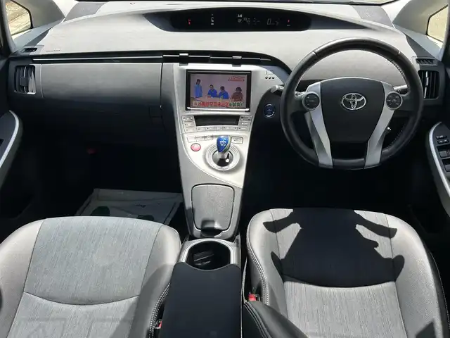 トヨタ プリウス G ツーリングセレクション 兵庫県 2015(平27)年 4.1万km ホワイトパールクリスタルシャイン 純正8インチナビ（NSZA-X64T）/　　(AM/FM/CD/DVD/BT)/フルセグTV/バックカメラ/プッシュスタート/ビルドインETC/ステアリングリモコン/クルーズコントロール/ハーフレザーシート/運転席パワーシート/純正フロアマット/ドアバイザー/HIDヘッドライト/純正17インチアルミホイール/スマートキー/スペアキー1本/取扱説明書
