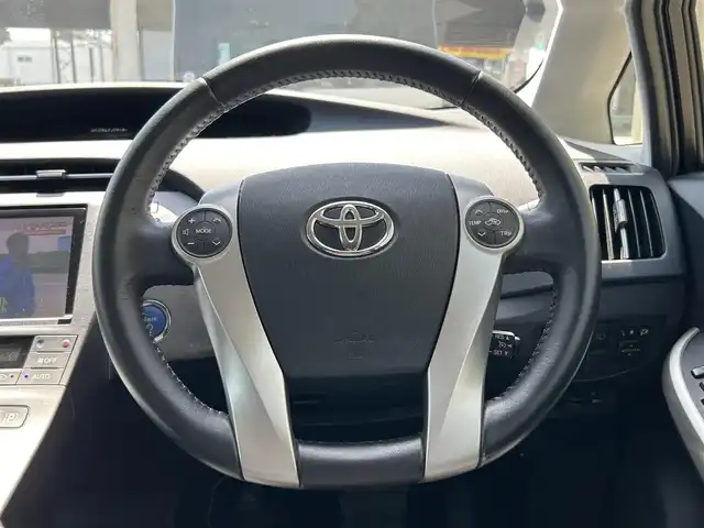 トヨタ プリウス G ツーリングセレクション 兵庫県 2015(平27)年 4.1万km ホワイトパールクリスタルシャイン 純正8インチナビ（NSZA-X64T）/　　(AM/FM/CD/DVD/BT)/フルセグTV/バックカメラ/プッシュスタート/ビルドインETC/ステアリングリモコン/クルーズコントロール/ハーフレザーシート/運転席パワーシート/純正フロアマット/ドアバイザー/HIDヘッドライト/純正17インチアルミホイール/スマートキー/スペアキー1本/取扱説明書