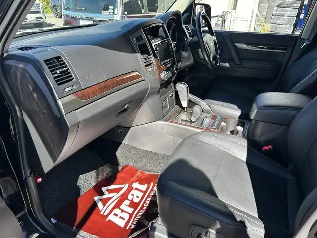 三菱 パジェロ ロング スーパーエクシード 道北・旭川 2016(平28)年 4.6万km ダイヤモンドブラックマイカ ディーゼル/ロックフォードサウンドシステム/純正ナビ/フルセグTV/バックカメラ/オープンカントリータイヤ/レザーシート/前席シートヒーター/クルーズコントロール/オートマチックハイビーム/社外アルミ付スタッドレスタイヤ積込/ETC