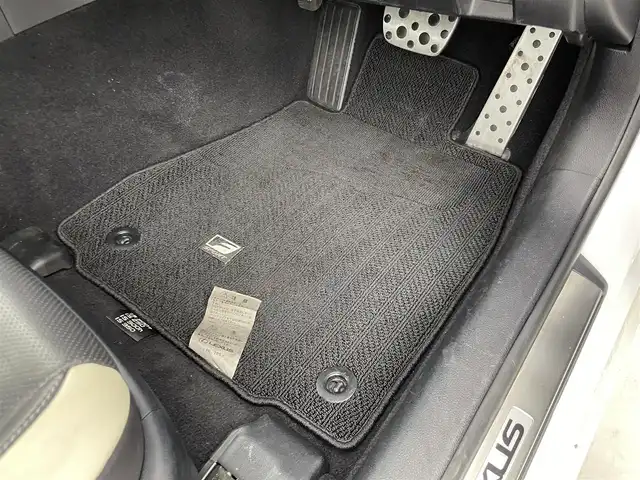 レクサス ＩＳ 200t Fスポーツ モードプラス 群馬県 2016(平28)年 9.6万km ホワイトノーヴァガラスフレーク プリクラッシュセーフティシステム（ミリ波レーダー方式）/レーンディパーチャーアラート/レーダークルーズコントロール（ブレーキ制御付）/ブラインドスポットモニター/オートマチックハイビーム/クリアランスソナー/バックソナー/F SPORT専用本革スポーツシート/・運転席ポジションメモリー/・前席シートヒーター/ベンチレーション/=====/純正7インチナビ/・AM/FM/CD/DVD/SD/USB/AUX/Bluetooth/フルセグTV/・バックカメラ/=====/純正７インチナビ　プリクラッシュセーフティ　レーンディパーチャーアラート　レーダークルーズコントロール　オートマチックハイビーム　ブラインドスポットモニター　クリアランスソナー　黒本革シート　ＥＴＣ