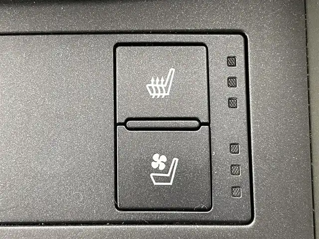 レクサス ＩＳ 200t Fスポーツ モードプラス 群馬県 2016(平28)年 9.6万km ホワイトノーヴァガラスフレーク プリクラッシュセーフティシステム（ミリ波レーダー方式）/レーンディパーチャーアラート/レーダークルーズコントロール（ブレーキ制御付）/ブラインドスポットモニター/オートマチックハイビーム/クリアランスソナー/バックソナー/F SPORT専用本革スポーツシート/・運転席ポジションメモリー/・前席シートヒーター/ベンチレーション/=====/純正7インチナビ/・AM/FM/CD/DVD/SD/USB/AUX/Bluetooth/フルセグTV/・バックカメラ/=====/純正７インチナビ　プリクラッシュセーフティ　レーンディパーチャーアラート　レーダークルーズコントロール　オートマチックハイビーム　ブラインドスポットモニター　クリアランスソナー　黒本革シート　ＥＴＣ