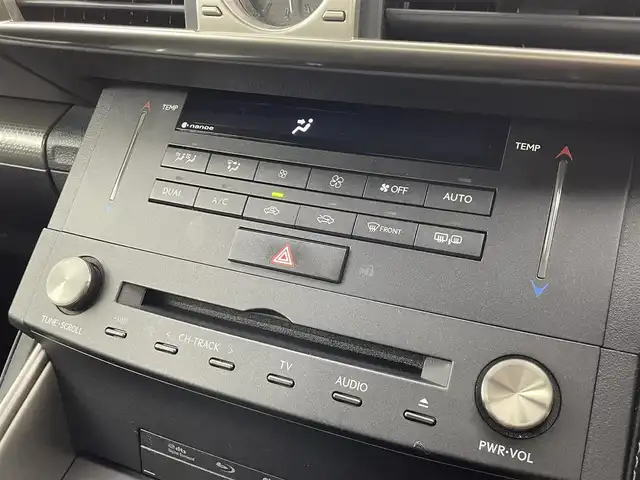 レクサス ＩＳ 200t Fスポーツ モードプラス 群馬県 2016(平28)年 9.6万km ホワイトノーヴァガラスフレーク プリクラッシュセーフティシステム（ミリ波レーダー方式）/レーンディパーチャーアラート/レーダークルーズコントロール（ブレーキ制御付）/ブラインドスポットモニター/オートマチックハイビーム/クリアランスソナー/バックソナー/F SPORT専用本革スポーツシート/・運転席ポジションメモリー/・前席シートヒーター/ベンチレーション/=====/純正7インチナビ/・AM/FM/CD/DVD/SD/USB/AUX/Bluetooth/フルセグTV/・バックカメラ/=====/純正７インチナビ　プリクラッシュセーフティ　レーンディパーチャーアラート　レーダークルーズコントロール　オートマチックハイビーム　ブラインドスポットモニター　クリアランスソナー　黒本革シート　ＥＴＣ