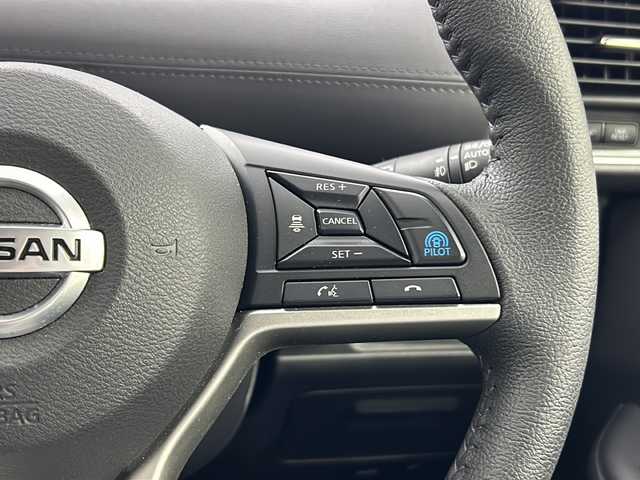 日産 セレナ e－パワー ハイウェイスター V 大阪府 2022(令4)年 1.3万km パール セーフティパックB/プロパイロット/純正10インチSDナビ【MM512D-L】/【AM/FM/CD/DVD/Bluetooth/フルセグTV】/純正11インチフリップダウンモニター/前方ドライブレコーダー【DH5-D】/インテリジェントルームミラー/アラウンドビューモニター/前後コーナーセンサー/ETC/オートライト/両側パワースライドドア/電格ウィンカーミラー/ドアバイザー/純正16インチAW/社外フロアマット/カーテンエアバッグ/スペアキー×1