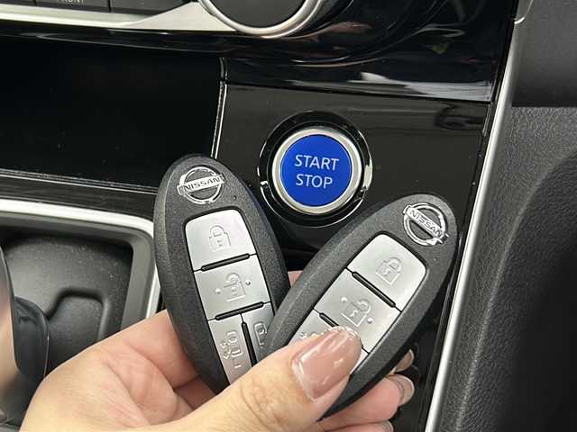 日産 セレナ e－パワー ハイウェイスター V 大阪府 2022(令4)年 1.3万km パール セーフティパックB/プロパイロット/純正10インチSDナビ【MM512D-L】/【AM/FM/CD/DVD/Bluetooth/フルセグTV】/純正11インチフリップダウンモニター/前方ドライブレコーダー【DH5-D】/インテリジェントルームミラー/アラウンドビューモニター/前後コーナーセンサー/ETC/オートライト/両側パワースライドドア/電格ウィンカーミラー/ドアバイザー/純正16インチAW/社外フロアマット/カーテンエアバッグ/スペアキー×1