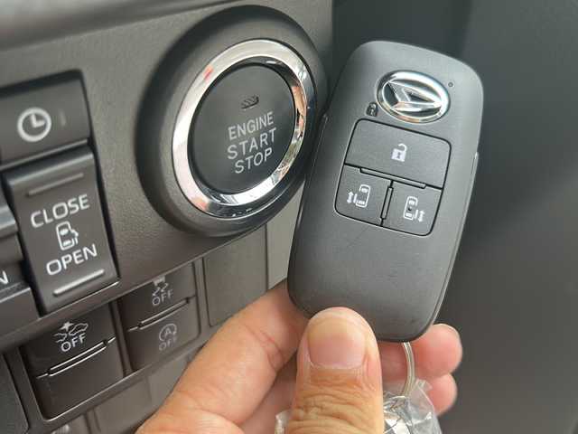 ダイハツ トール カスタムG ターボ 沖縄県 2024(令6)年 0.4万km ブラックマイカメタリック 9インチディスプレイオーディオ・TV・Bluetooth/全方位カメラ/両側パワースライドドア/オートライト/衝突軽減システム/コーナーセンサー/オートホールド/リアロールサンシェード/ステアリングスイッチ/電動格納ミラー/LEDヘッドライト/純正アルミ