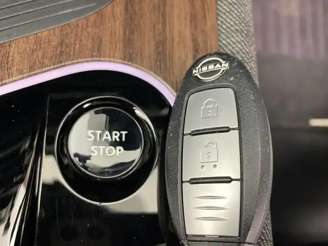 日産 オーラ G 新潟県 2022(令4)年 3.5万km ピュアホワイトパール KENWOODメモリナビ【MDV-D308BT】/　Bluetooth/CD/DVD/USB/衝突被害軽減ブレーキ/レーンキープアシスト/ブラインドスポットモニター/アラウンドビューモニター/インテリジェントルームミラー/ドライブレコーダー/ハーフレザーシート/前後コーナーセンサー/オートマチックハイビーム/ビルトインETC/横滑り防止装置/LEDヘッドライト/レザーステアリング