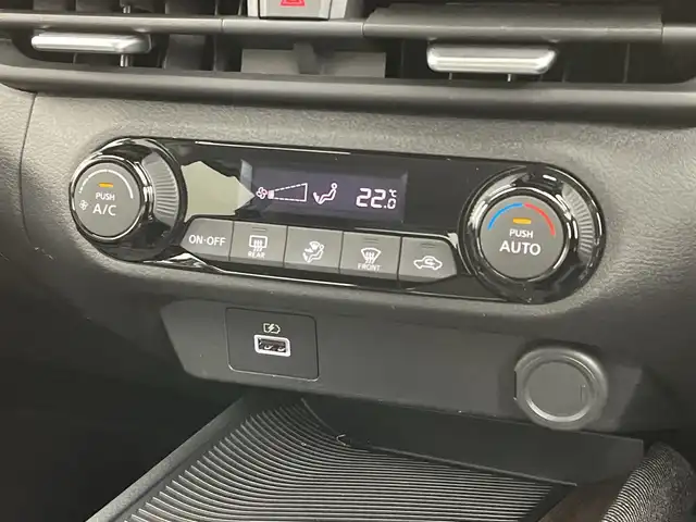 日産 オーラ G 新潟県 2022(令4)年 3.5万km ピュアホワイトパール KENWOODメモリナビ【MDV-D308BT】/　Bluetooth/CD/DVD/USB/衝突被害軽減ブレーキ/レーンキープアシスト/ブラインドスポットモニター/アラウンドビューモニター/インテリジェントルームミラー/ドライブレコーダー/ハーフレザーシート/前後コーナーセンサー/オートマチックハイビーム/ビルトインETC/横滑り防止装置/LEDヘッドライト/レザーステアリング