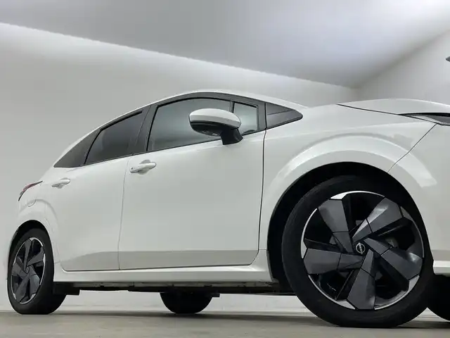 日産 オーラ G 新潟県 2022(令4)年 3.5万km ピュアホワイトパール KENWOODメモリナビ【MDV-D308BT】/　Bluetooth/CD/DVD/USB/衝突被害軽減ブレーキ/レーンキープアシスト/ブラインドスポットモニター/アラウンドビューモニター/インテリジェントルームミラー/ドライブレコーダー/ハーフレザーシート/前後コーナーセンサー/オートマチックハイビーム/ビルトインETC/横滑り防止装置/LEDヘッドライト/レザーステアリング