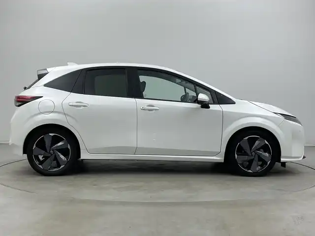 日産 オーラ G 新潟県 2022(令4)年 3.5万km ピュアホワイトパール KENWOODメモリナビ【MDV-D308BT】/　Bluetooth/CD/DVD/USB/衝突被害軽減ブレーキ/レーンキープアシスト/ブラインドスポットモニター/アラウンドビューモニター/インテリジェントルームミラー/ドライブレコーダー/ハーフレザーシート/前後コーナーセンサー/オートマチックハイビーム/ビルトインETC/横滑り防止装置/LEDヘッドライト/レザーステアリング