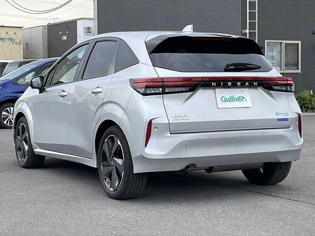 日産 オーラ G FOUR レザーエディション 道北・旭川 2024(令6)年 0.1万km ブリリアントシルバー アラウンドビューモニター/インテリジェントルームミラー/エマージェンシーブレーキ/車線逸脱警報/アダプティブヘッドライト/シートヒーター/ステアリングヒーター/スマートキー/ステアリングスイッチ